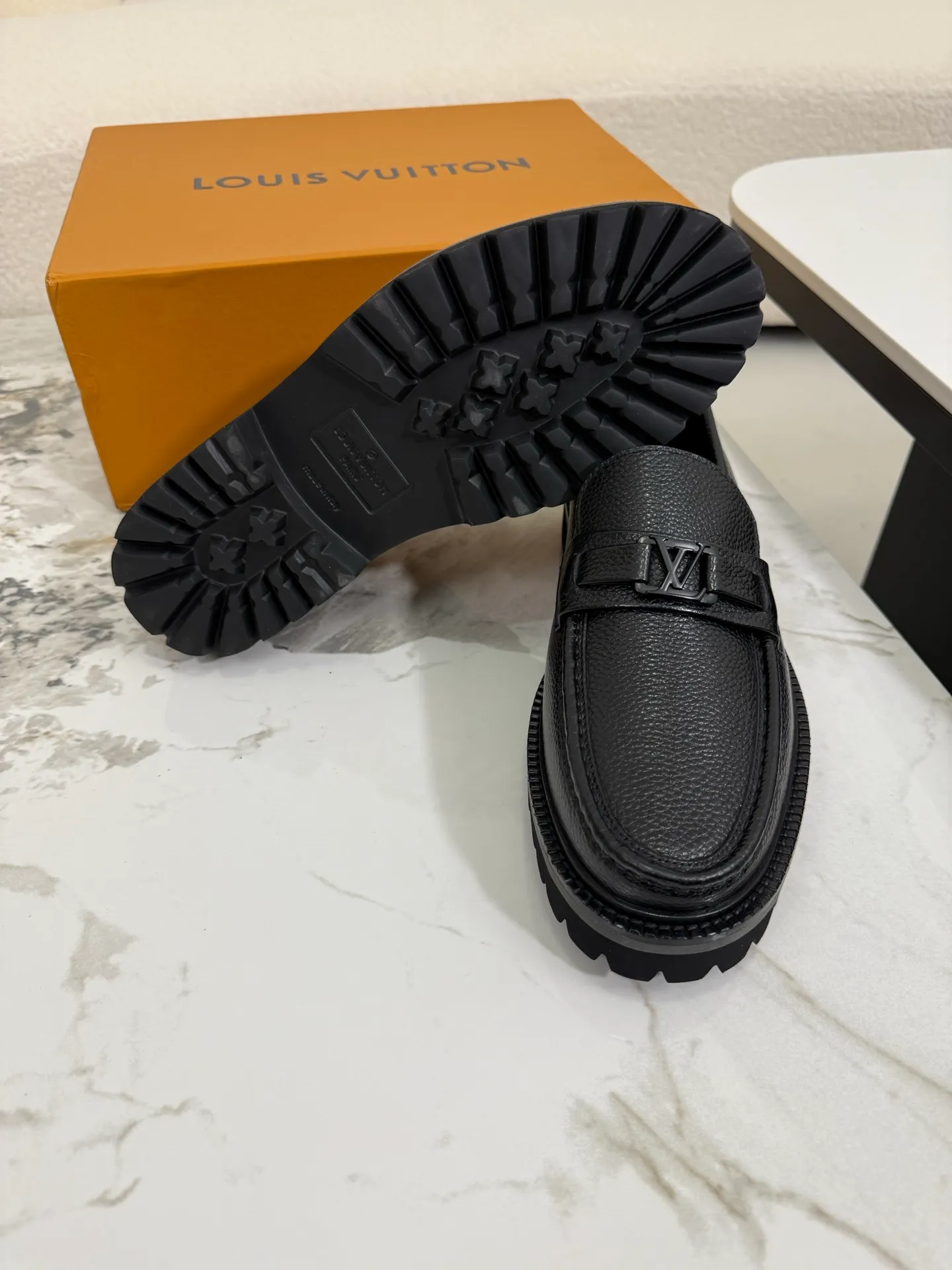 [L Family] Top P: 800💰 ▪️Size: 39-44 (38.45 custom-made) The top male god leather shoes Lv series are sold at the same time with original factory configuration, original cowhide fabric imported from Italy, soft and comfortable, imported water-dyed cow lining, soles: original ultra-light French foam outsole super comfortable, original factory with single goods 🔍🔍high quality, can be entered and exited at will, welcome to compare and synchronize.